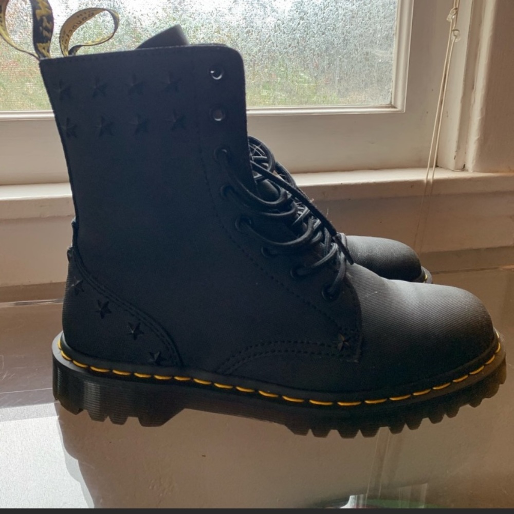 BRAND NEW NEVER WORN NO TAGS OR BOX
Size 8 women's or Size 7 men's